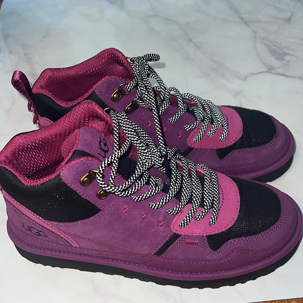 WOMENS UGG HIGHLAND HI HERITAGE BOOTS 'PINOT BERRY' Size 10